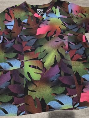 Barco One Women's Multicolor Tropical Leaf V-Neck Scrub Top